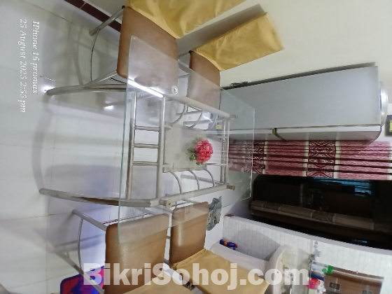 এস এস স্টিলের তৈরি চারটি চেয়ার সহ ডাইনিং টেবিল